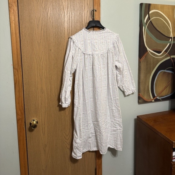 Lanz of Salzburg Large Multi-Color w/Floral Print Long Sleeve Nightgown - Picture 2 of 4